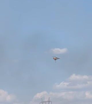 Eλικόπτερο στην μάχη για την φωτιά έξω από την Παλαιά Πέλλα, έξω από τη Θεσσαλονίκη