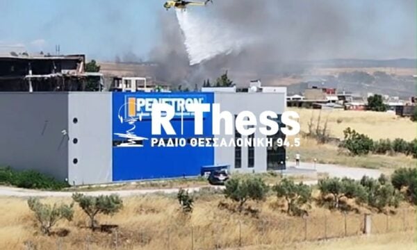Ελικόπτερο στην μάχη της φωτιά στη Θεσσαλονίκη, στα Υψώματα Διαβατών