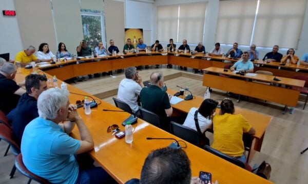 Έμποροι και αγρότες κατά της δημοτικής αρχής για τον αποκλεισμό τους απο το ΔΣ για το νερό.