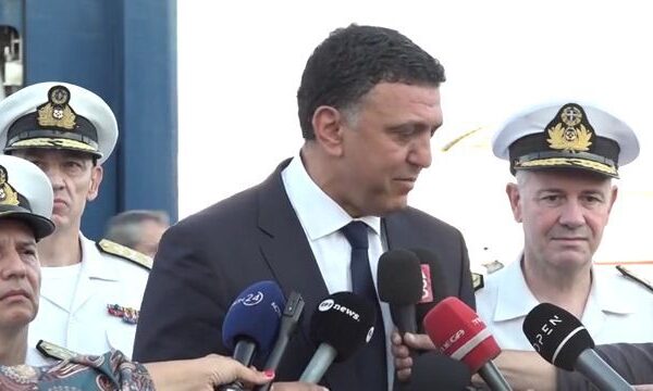 Επίσκεψη του Βασίλη Κικίλια στο λιμάνι του Πειραιά στο πλαίσιο της εξόδου εν μέσω θερινής περιόδου