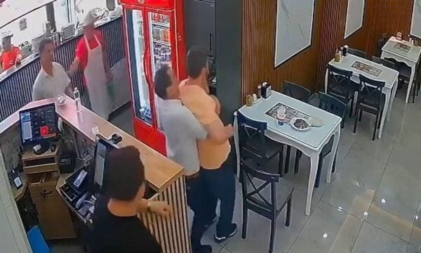 Εργαζόμενοι σε κεμπαμπτζίδικο έσωσαν πελάτη που πνιγόταν εφαρμόζοντας τη λαβή Χάιμλιχ!