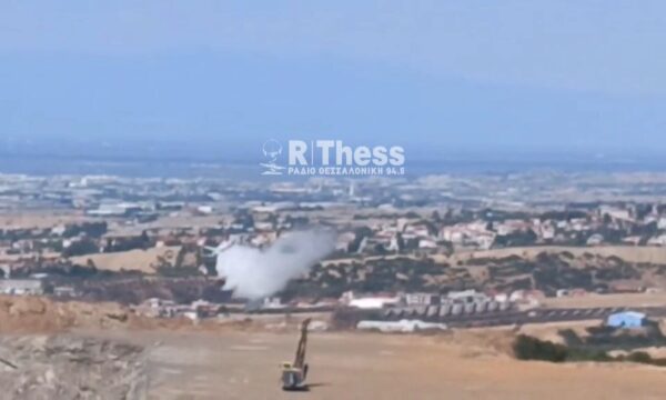 Φωτιά στην Ευκαρπία Θεσσαλονίκης – Αεροπλάνα Air Tractor πραγματοποιούν στοχευμένες ρίψεις νερού