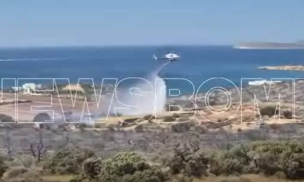 Φωτιά στην Πάρο: Συνεχίζονται οι ρίψεις νερού από τα εναέρια μέσα