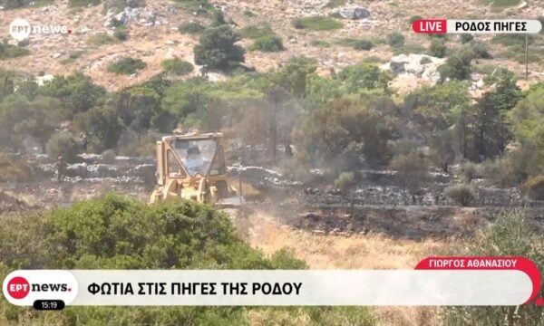 Φωτιά στις πηγές Ρόδου