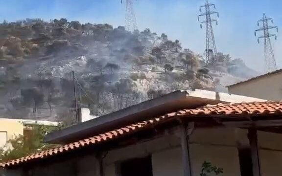 Φωτιά στο Χαϊδάρι: Ρίψεις στο Ποικίλο Όρος από εναέρια και διακοπή κυκλοφορίας