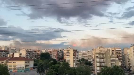 Φωτιά στο Ωραιόκαστρο Θεσσαλονίκης – Εκκενώνεται οικισμός