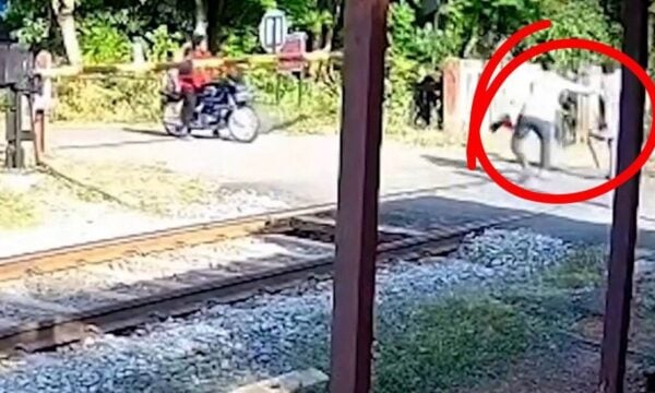 Γλίτωσε από του ”Χάρου τα δόντια” –  Εργάτης σώζει ηλικιωμένο από την ορμή του τρένου