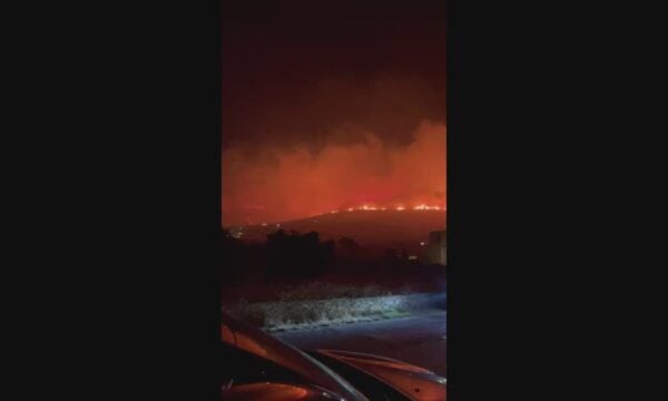Greece: Riesiger Waldbrand erfasst Hang auf Paros, Flammen wüten durch die Nacht