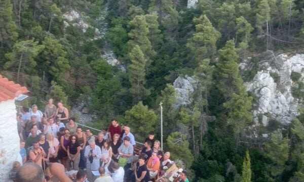 Η «Αγία Μαρίνα στο Βράχο» στην Πάρνηθα: Το εντυπωσιακό ξωκλήσι που στέκει αγέρωχο οκτώ αιώνες