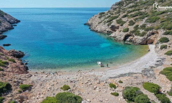 Η κρυμμένη παραλία του Αγίου Νικήτα στη Νότια Χίο με τα γαλαζοπράσινα νερά