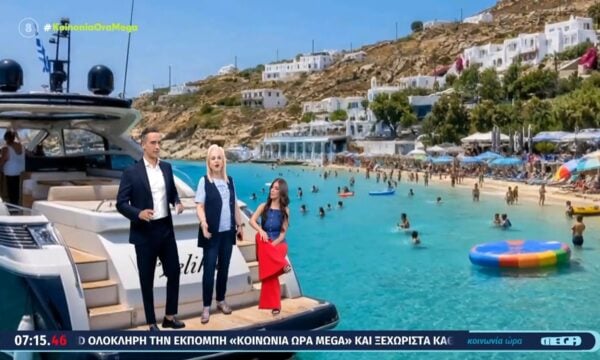 Η Ματίνα Παγώνη στο «σκάφος» της «Κοινωνίας Ώρα Mega»