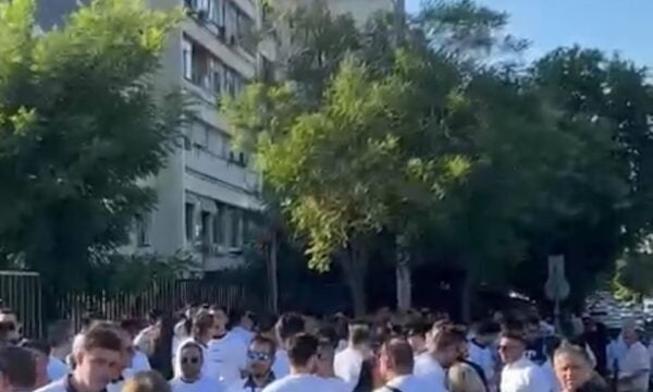 Η ΝΔ καταδικάζει τις εμπρηστικές επιθέσεις κατά στελεχών της – Συγκέντρωση έξω από το Ιπποκράτειο