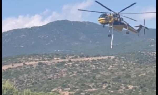 Η στιγμή που ελικόπτερο παίρνει νερό από το φράγμα Βασιλικών