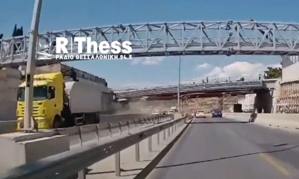 Η στιγμή που γερανοφόρο προσκρούει στη γέφυρα Πανοράματος