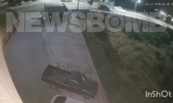Η στιγμή που το περιπολικό σπεύδει στο σημείο όπου έχουν πέσει οι πυροβολισμοί στο Άργος