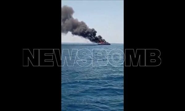 Η στιγμή που το ταχύπλοο σκάφος φλέγεται ανοιχτά της Βουλιαγμένης