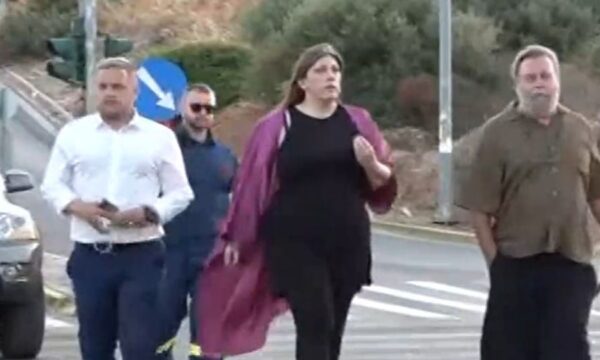 Η Ζωή Κωνσταντοπούλου στπν τρισάγιο στη μνήμη των θυμάτων των Τεμπών