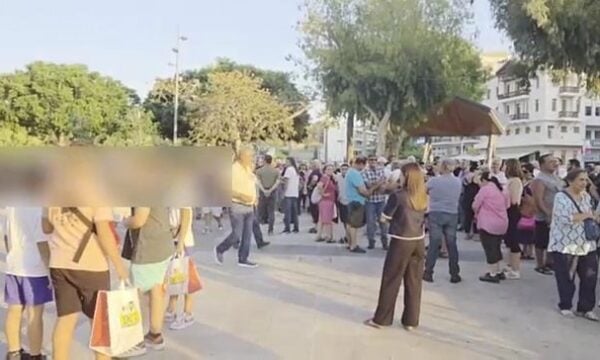 Ηράκλειο: «Μια φωνή, όχι στη δομή» – Σε εξέλιξη η συγκέντρωση στην πλατεία Ελευθερίας με σύνθημα «Όχι δομή εδώ, ακούστε τον λαό» (pics, vid)