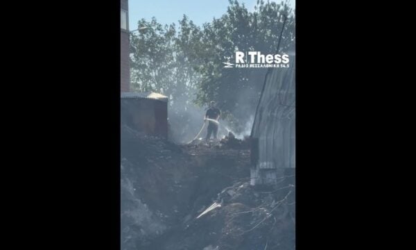 Καίγονται ακόμα ανακυκλώσιμα από το εργοστάσιο στο Ωραιόκαστρο Θεσσαλονίκης