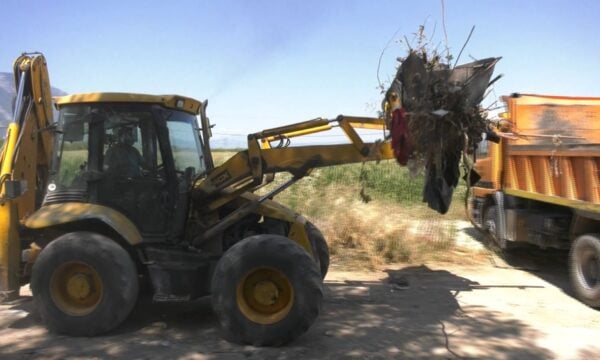 Καθαρισμός παράνομης χωματερής από τον Δήμο Λαμιέων