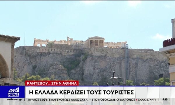 “Μαγνήτης” η Αθήνα για τους τουρίστες – Ουρές για τον Ιερό Βράχο της Ακρόπολης