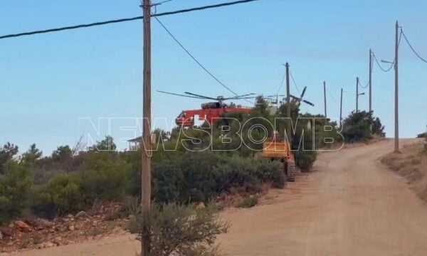 Μεγάλη φωτιά στην Οινόη: Ανεφοδιασμός ελικοπτέρου με νερό από δεξαμενή