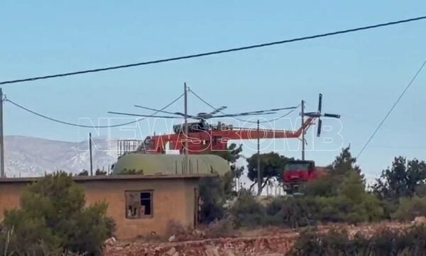 Μεγάλη φωτιά στην Οινόη: Ελικόπτερο ανεφοδιάζεται με νερό για ρίψεις νερού