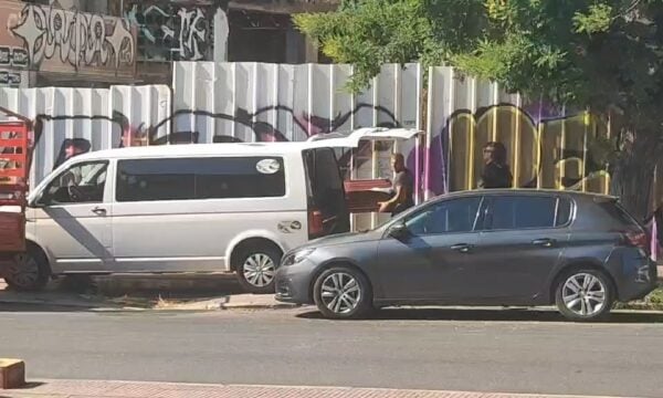Μεταφορά της σορού που βρέθηκε στην Ευελπίδων