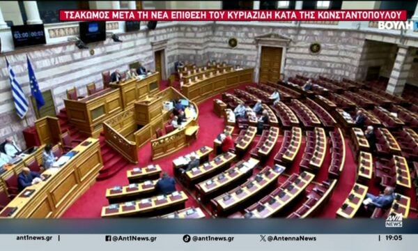«Μετωπική» Κωνσταντοπούλου – Αραμπατζή: «Κατεβείτε από την έδρα» – «Δεν είναι μαγαζί σας η Βουλή»