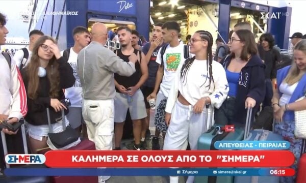 Ο Γ. Τσελίκας ξεπροβοδίζει τουρίστες που φεύγουν για τα νησιά
