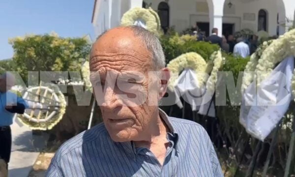 Ο Γιάννης Δημαράς στην κηδεία του Βασίλη Λεβέντη