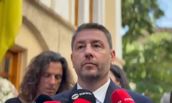 O Nίκος Ανδρουλάκης στην κηδεία της Βάγιας Νέστορα στην Κοζάνη