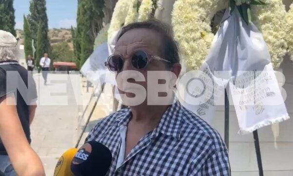 Ο Σπύρος Μπιμπίλας στην κηδεία του Βασίλη Λεβέντη