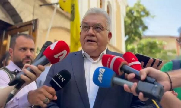 O Yφυπουργός Παιδείας Νίκος Παπαϊωάννου στην κηδεία της Βάγιας Νέστορα