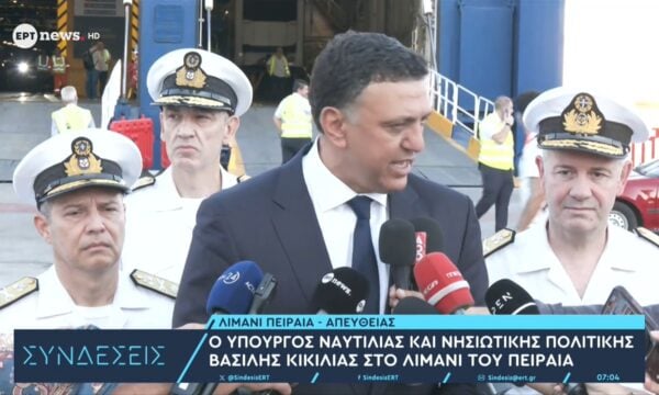 Ο υπουργός Ναυτιλίας και Νησιωτικής Πολιτικής Βασίλης Κικίλιας στο λιμάνι του Πειραιά