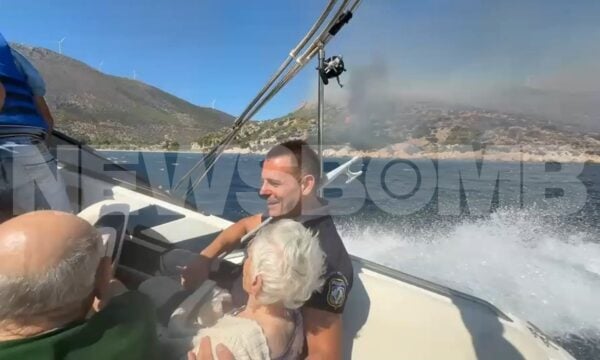 Οι δραματικές στιγμές στη Βοιωτία: Ταχύπλοο απεγκλωβίζει πολίτες από τον Άγιο Βασίλειο