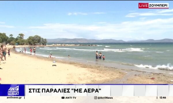 Οι υψηλές θερμοκρασίες οδήγησαν και σήμερα τους κατοίκους της Αττικής στις κοντινές παραλίες