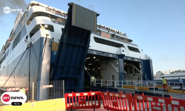 Ουρές στον Πειραιά: Καθυστερήσεις στις επιβιβάσεις και συστάσεις για έγκαιρη άφιξη των ταξιδιωτών στις πύλες