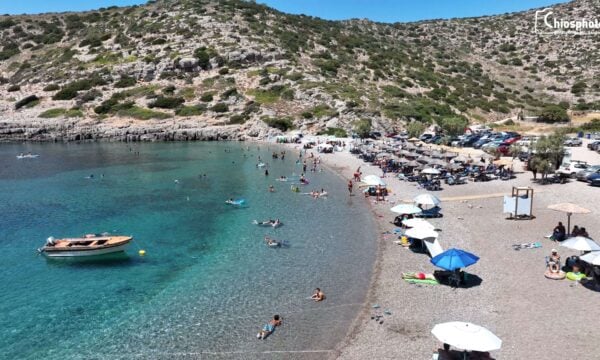Παραλία Αυλωνιά – Μία από τις ωραιότερες παραλίες της Χίου σε φυσικό κόλπο, με γαλαζοπράσινα νερά