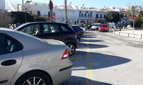 Πάρος: Ξεκίνησε η ελεγχόμενη στάθμευση στην Παροικία με θέματα που παραμένουν ακόμη ανοιχτά…