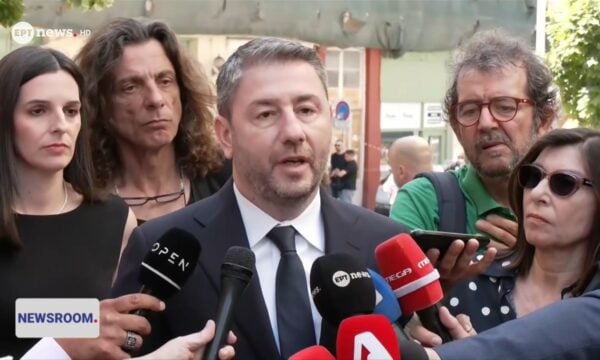 Παρουσία του προέδρου του ΠΑΣΟΚ Νίκου Ανδρουλάκη η εξόδιος ακολουθία της Βάγιας Νέστορα