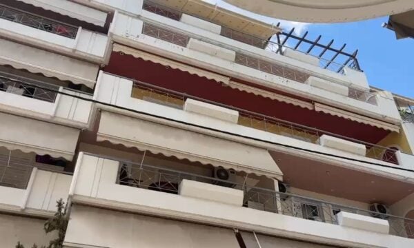 Πειραιάς: Από αναθυμιάσεις ο θάνατος του ζευγαριού σε ΙΧ μέσα σε γκαράζ πολυκατοικίας