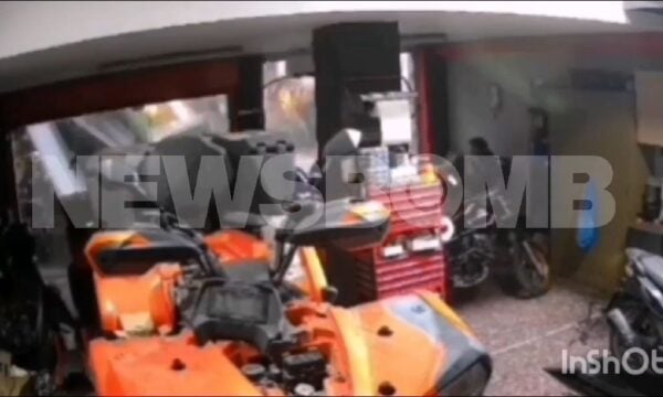 Πειραιάς: Η στιγμή της κατάρρευσης της σκάλωσιας στη Γρηγορίου Λαμπράκη