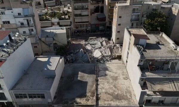 Πετράλωνα: Εικόνες από drone – Τα συντρίμμια της πολυκατοικίας που κατέρρευσε