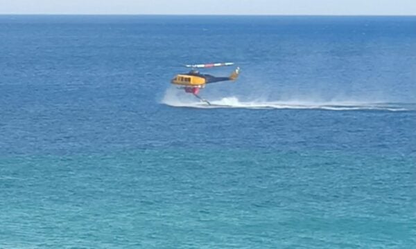 Πλάνα από τον εφοδιασμό των εναέριων μέσων που επιχειρούν στην πυρκαγιά στην Καλλικράτεια Χαλκιδικής