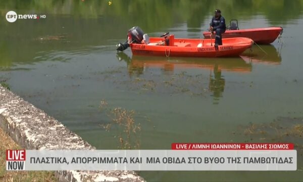 Πλαστικά, απορρίματα και μια οβίδα στο βυθό της Παμβωτίδας