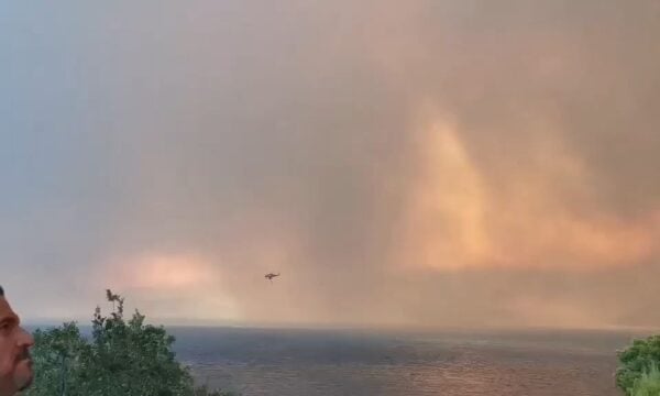 Πλησιάζει σε σπίτια η φωτιά στο Πόρτο Γερμενό