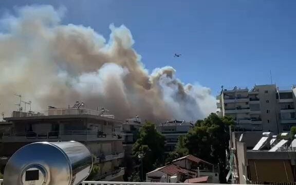 Πυκνοί καπνοί στο Χαϊδάρι από τη φωτιά