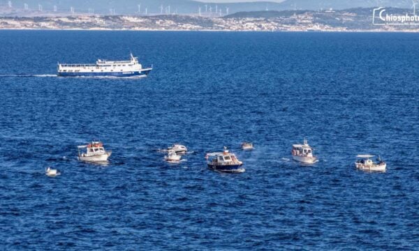 Ρίγη συγκίνησης στην αναβίωση της άφιξης των Μικρασιατών προσφύγων στη Χίο με ψαροκάικα
