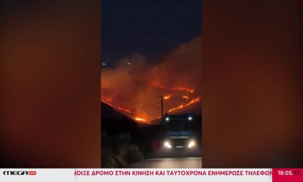 Σκληρή ολονύχτια μάχη με τις φλόγες έδωσαν οι πυροσβέστες στην Πάρο
